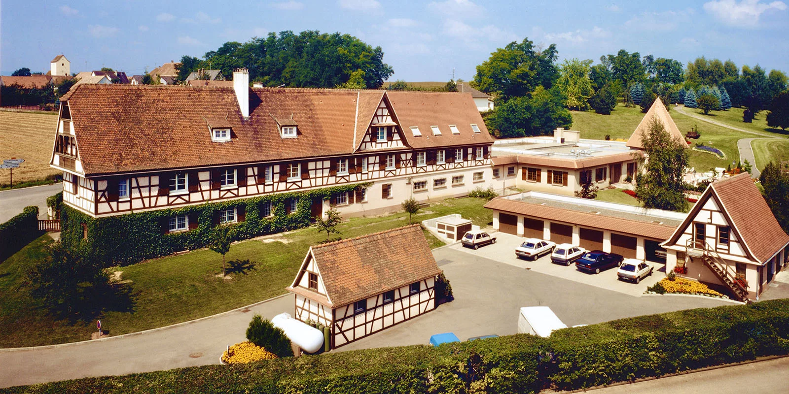 À travers une ancienne photo, découvrez l'Auberge du Kochersberg, révélant son charme historique et une tradition d'authenticité