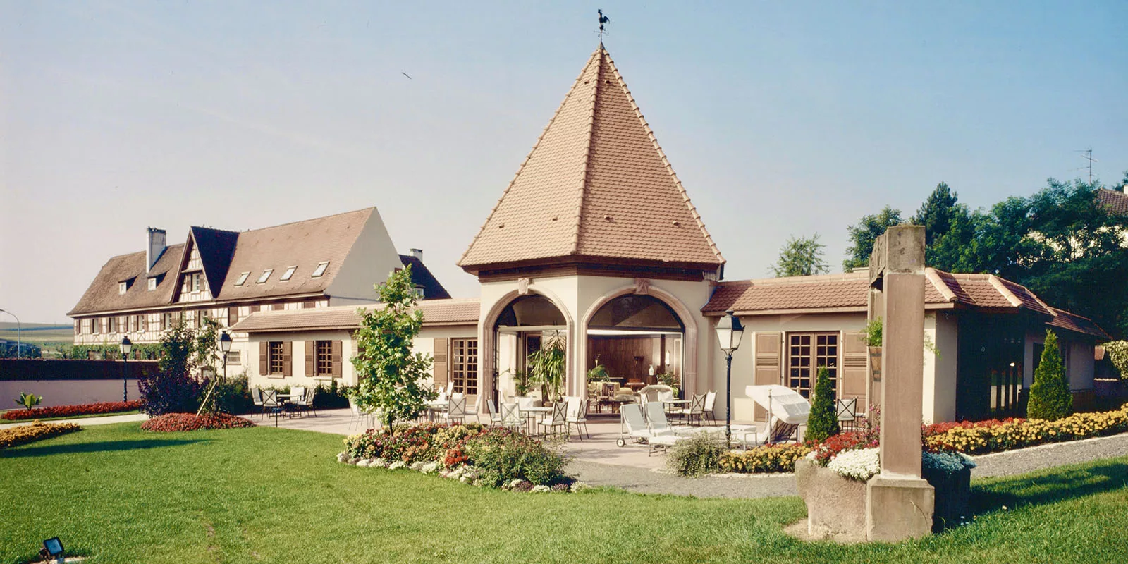 Une ancienne photo de l'Auberge du Kochersberg évoque le charme intemporel, capturant l'essence historique de ce lieu empreint d'élégance et de tradition.
