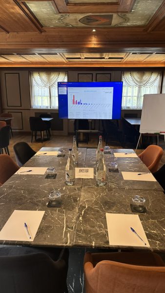 Salle privatisable de l’Auberge du Kochersberg, équipée pour réunions professionnelles, fêtes, baptêmes et mariages.