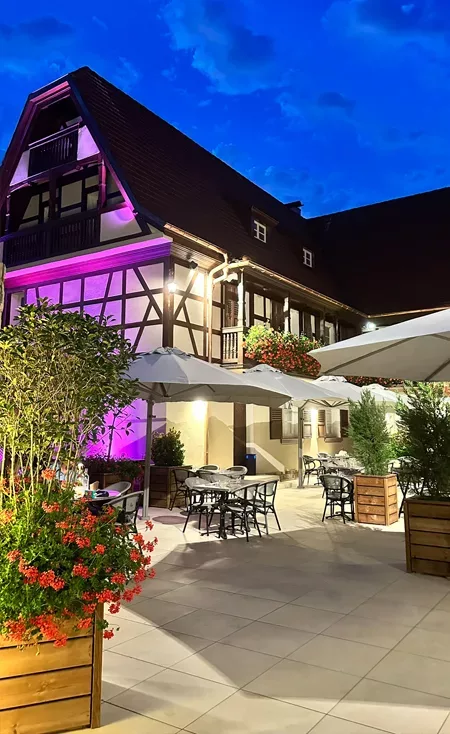 Terrasse de l’Auberge du Kochersberg à Landersheim en soirée